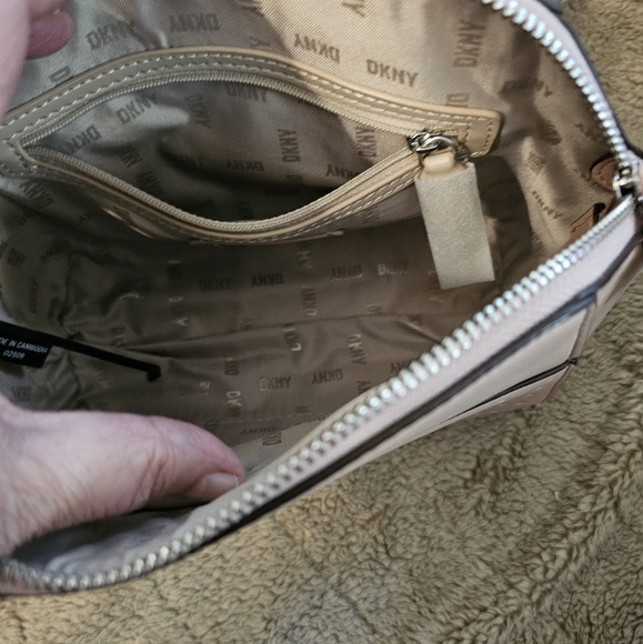 NWOT DKNY CAMERA BAG - Picture 5 of 9